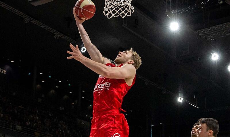 Freier Korbleger von Christian Sengfelder. Der Brose-Kapit&auml;n traf jedoch nur einen Wurf bei acht Versuchen, lie&szlig; einfache Sachen liegen und beendete die Partie mit vier Punkten und ohne Rebound.