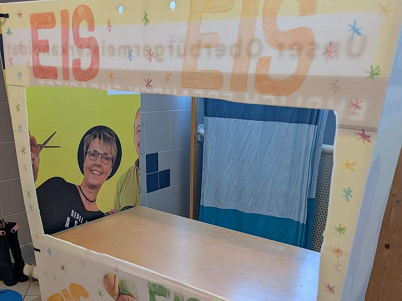 So etwas Sch&ouml;nes l&auml;sst sich aus Wahlplakaten basteln! Hier l&auml;chelt die Neustadter Stadtratskandidatin Tanja Poppe aus einem Eisladen.