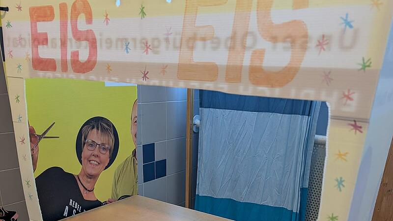 So etwas Sch&ouml;nes l&auml;sst sich aus Wahlplakaten basteln! Hier l&auml;chelt die Neustadter Stadtratskandidatin Tanja Poppe aus einem Eisladen.