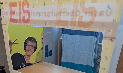 So etwas Sch&ouml;nes l&auml;sst sich aus Wahlplakaten basteln! Hier l&auml;chelt die Neustadter Stadtratskandidatin Tanja Poppe aus einem Eisladen.
