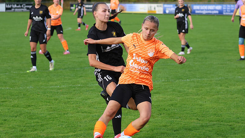Eichas Lea Motschmann (schwarzes Trikot) kommt zu sp&auml;t um den Torschuss von Sophia M&uuml;ller zu verhindern.