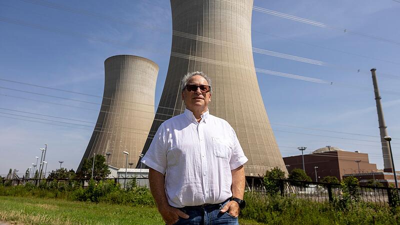 Wer ins Kernkraftwerk Grafenrheinfeld wollte, musste an ihm vorbei: Reinhold Jünger war sein ganzes Berufsleben als Wachmann für die Sicherheit verantwortlich. 47 Jahre lang kontrollierte er den Zugang zum Werk. Die Sprengung der Kühltürme am 16. August wird für ihn ein trauriger Moment sein.