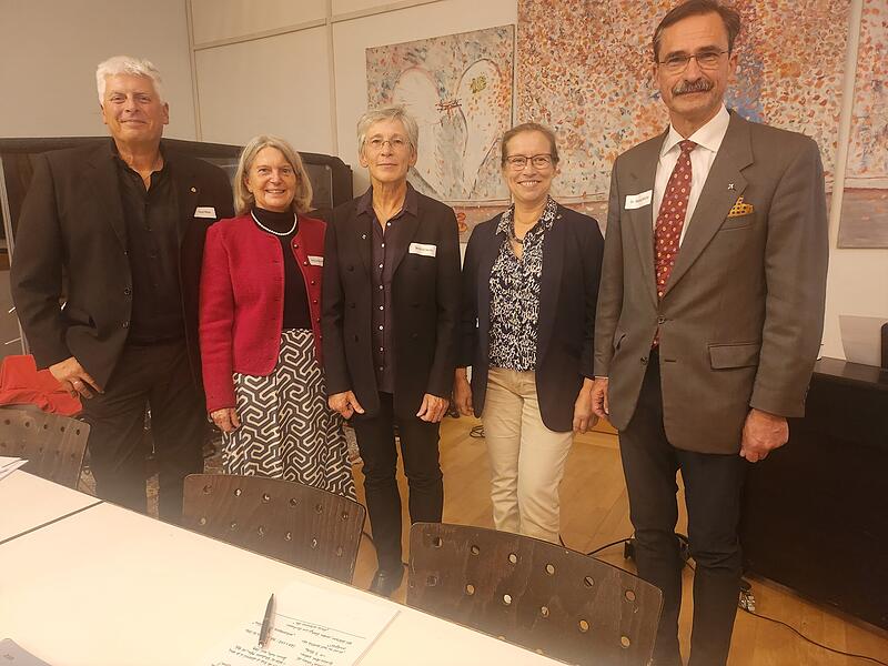 Sie wollen den Wandel in der Kirche mitgestalten. Im Bild von links: Horst Moser, Vera Schüler-Reiß, Regionalbischöfin Berthild Sachs, Dekane Ulrike Schorn und Markus Müller.