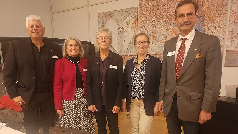 Sie wollen den Wandel in der Kirche mitgestalten. Im Bild von links: Horst Moser, Vera Schüler-Reiß, Regionalbischöfin Berthild Sachs, Dekane Ulrike Schorn und Markus Müller.