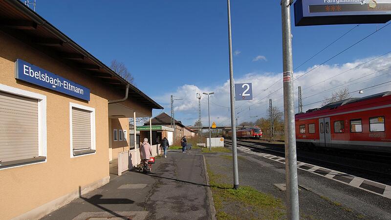 Der Bahnsteig am Gleis 2 in Ebelsbach wird ab Ende April neu gebaut. Nur am Rande: Es gibt noch ein Gleis 3 und 4, aber kein Gleis 1 an diesem Bahnhof.