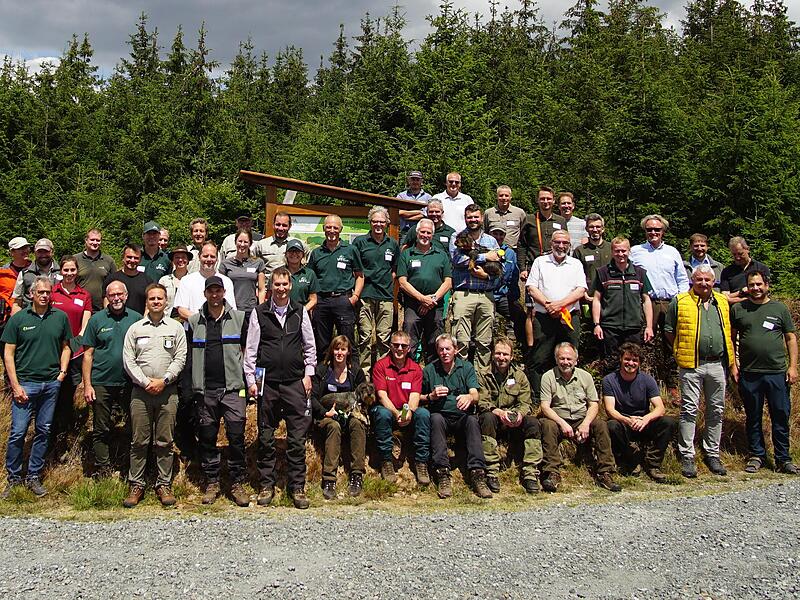 Waldbau- und Forstexperten begutachten Schäden durch Borkenkäfer in der Region Coburg/Kronach Die Teilnehmerinnen und Teilnehmer der Fortbildungsveranstaltung der süddeutschen Waldbau- und Forsteinrichtungsreferenten.