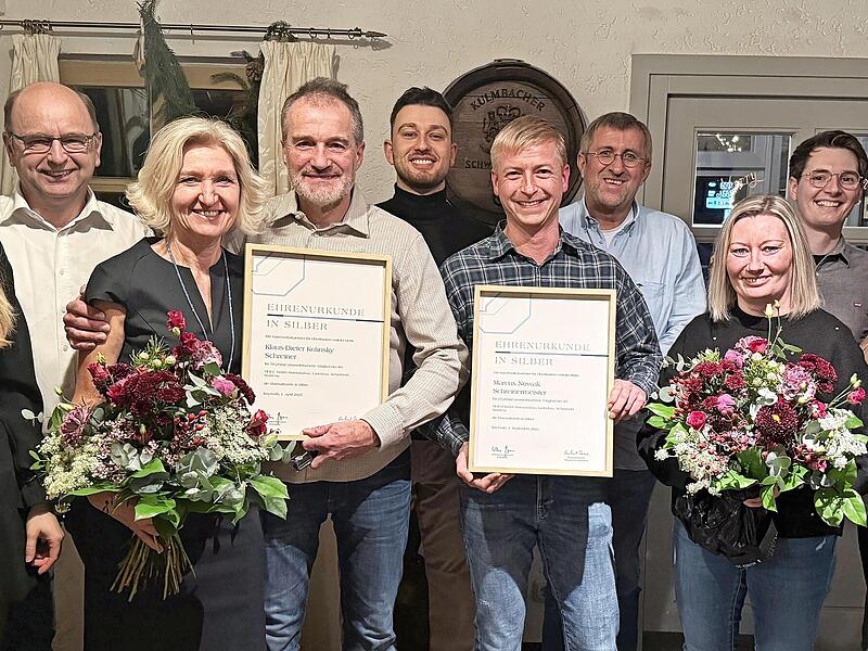 Von links: Leslie Horn, Gesch&auml;ftsf&uuml;hrer Ronald Meisel, Kerstin Kolinsky, Jubilar Klaus-Dieter Kolinsky, Sebastian Meisel, Jubilar Marcus Nowak, Gesch&auml;ftsf&uuml;hrer Hartmut Gottzmann, Agnes Nowak, Pascal Gottzmann, Sinah Gottzmann.