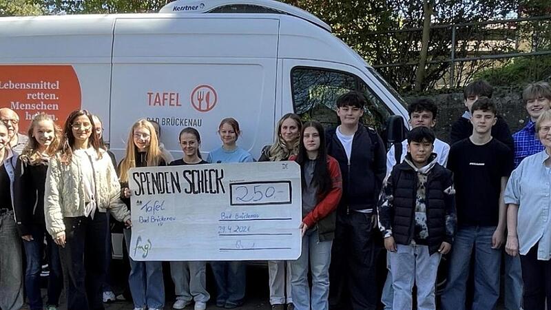 Strahlende Gesichter bei der Spendenübergabe von 250 Euro an die Tafel Bad Brückenau e.V. Strahlende Gesichter bei der Spendenübergabe von 250 Euro an die Tafel Bad Brückenau e.V.