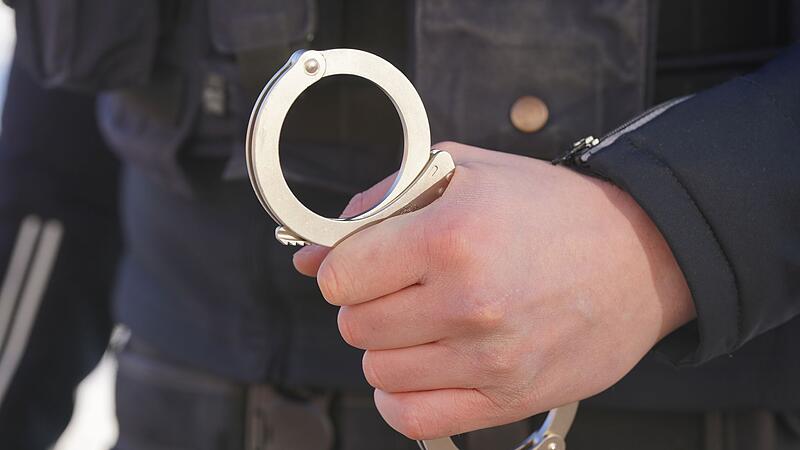 Polizei Handschellen - Symbolbild Polizei Handschellen - Symbolbild