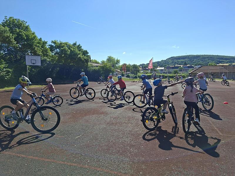 Beim Schulfahrradtag trainierten die Grundschulkinder an verschiedenen Stationen den sicheren Umgang mit dem Fahrrad.