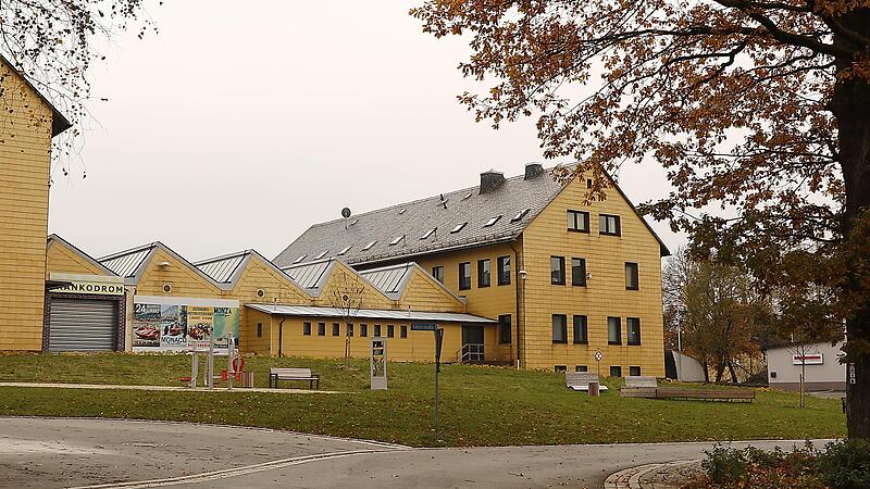 Dieser Dorf-Park anstelle maroder Fabrikgeb&auml;ude wird am 31. Oktober seiner Bestimmung &uuml;bergeben. Die Industriebrache dahinter ist privat saniert und beherbergt nun drei Museen.