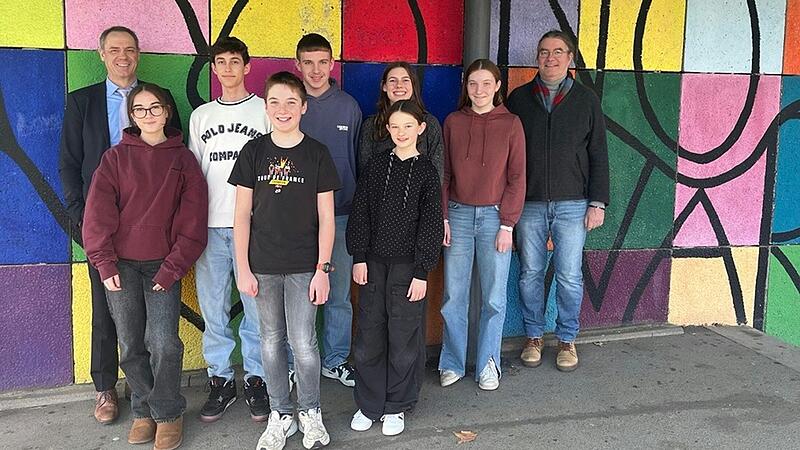 Die Teilnehmenden am Landkreis-Musikwettbewerb (vorne v.l.n.r.) Carla-Maria Sirdea, Benno Kestler, Charlotte Reinlein zusammen mit (hinten v.l.n.r.), Schulleiter Achim H&ouml;fe, Henri Zwanziger, Fritz Kestler, Eva Fehlbaum, Agathe Kestler und Gerd Semle, dem Fachschaftsleiter Musik.