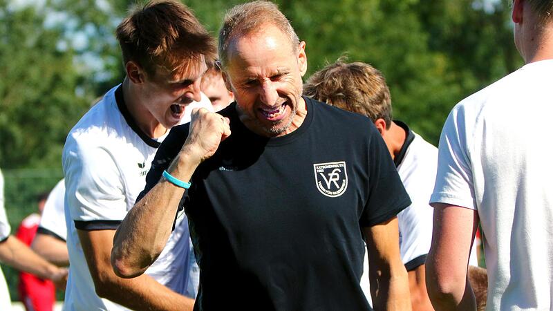 Freude bei Trainer Detlef Zenk: Der VfR Katschenreuth ist in der Bezirksliga Ost wieder mittendrin im Aufstiegsrennen. Freude bei Trainer Detlef Zenk: Der VfR Katschenreuth ist in der Bezirksliga Ost wieder mittendrin im Aufstiegsrennen.