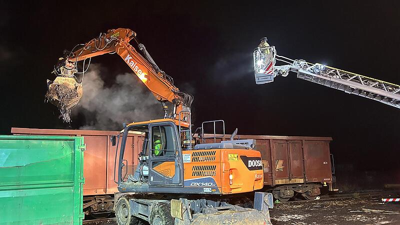 Die Feuerwehr hat den Waggon mit einem Bagger  geleert.