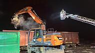 Die Feuerwehr hat den Waggon mit einem Bagger  geleert.