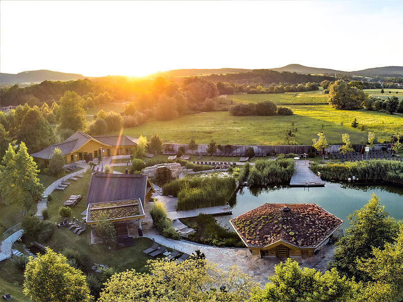 Hier entsteht die große Erweiterung der Obermain-Therme in Bad Staffelstein: Auf dem Gelände oberhalb der „Sauna der Stille“ (links oben) rollen die Bagger.