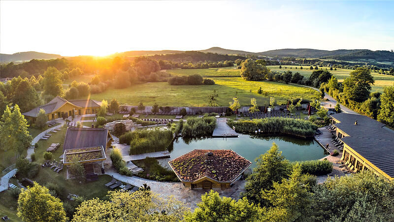 Hier entsteht die große Erweiterung der Obermain-Therme in Bad Staffelstein: Auf dem Gelände oberhalb der „Sauna der Stille“ (links oben) rollen die Bagger.