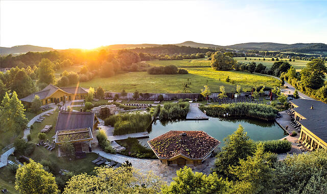 Hier entsteht die große Erweiterung der Obermain-Therme in Bad Staffelstein: Auf dem Gelände oberhalb der „Sauna der Stille“ (links oben) rollen die Bagger.