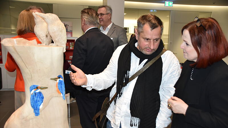 K&uuml;nstler Thomas Gr&ouml;hling schildert interessierten Besuchern seine Arbeit