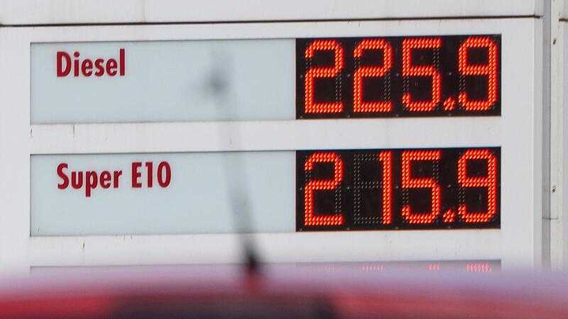 Beim Tanken m&uuml;ssen Verbraucher   seit Donnerstag wieder tiefer in die Tasche greifen.