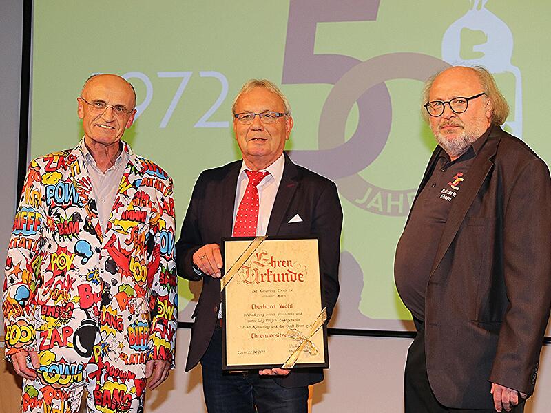 Eberhard Wohl (Mitte) wurde zum Ehrenvorsitzenden ernannt. Ihm gratulierten Landrat Wilhelm Schneider (links), der die Laudatio hielt, und Walter Ullrich (rechts), Vorsitzender des Kulturrings.