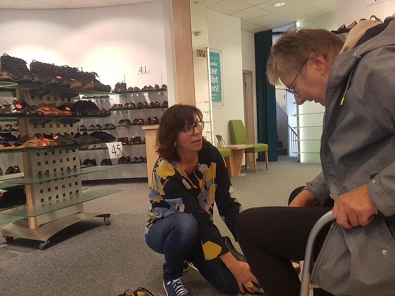 Silvia Gottschalk berät eine Kundin. 23 Jahre hat sie das Schuhhaus geführt, jetzt ist Ausverkauf. Silvia Gottschalk berät eine Kundin. 23 Jahre hat sie das Schuhhaus geführt, jetzt ist Ausverkauf.