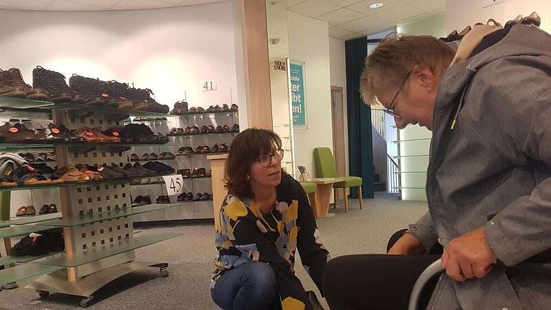 Silvia Gottschalk ber&auml;t eine Kundin. 23 Jahre hat sie das Schuhhaus gef&uuml;hrt, jetzt ist Ausverkauf.
