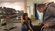 Silvia Gottschalk ber&auml;t eine Kundin. 23 Jahre hat sie das Schuhhaus gef&uuml;hrt, jetzt ist Ausverkauf.