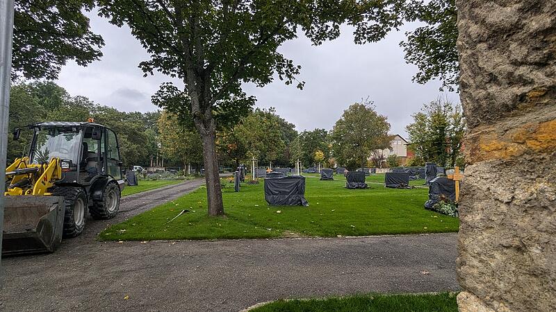 Letzte Arbeiten vor der &Ouml;ffnung am sanierten Teil des Friedhofs.
