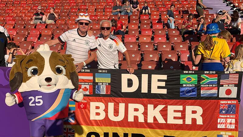 Edi Kainer (mit Hut) und Harald Keil (re. daneben) sind mit der Burker-Fahne in den Stadien der Schweiz pr&auml;sent - genau wie EM-Maskottchen "Maddli".