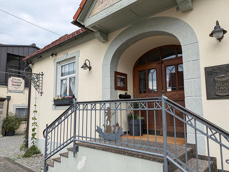 Das aktuelle Hotel mit Gasthaus der Familie Wirth befindet sich im Ortskern von Neuhaus. Die Familie plant einen Neubau außerhalb in Richtung Heppstädt.