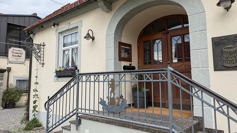 Das aktuelle Hotel mit Gasthaus der Familie Wirth befindet sich im Ortskern von Neuhaus. Die Familie plant einen Neubau au&szlig;erhalb in Richtung Heppst&auml;dt.