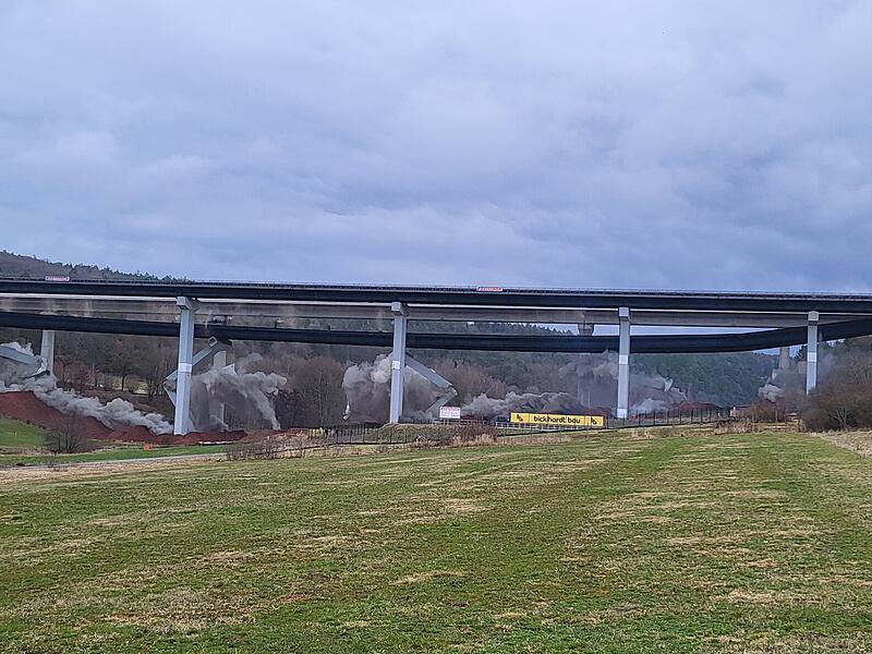 Die Sprengung der Thalaubachtalbr&uuml;cke bei Eichenzell
