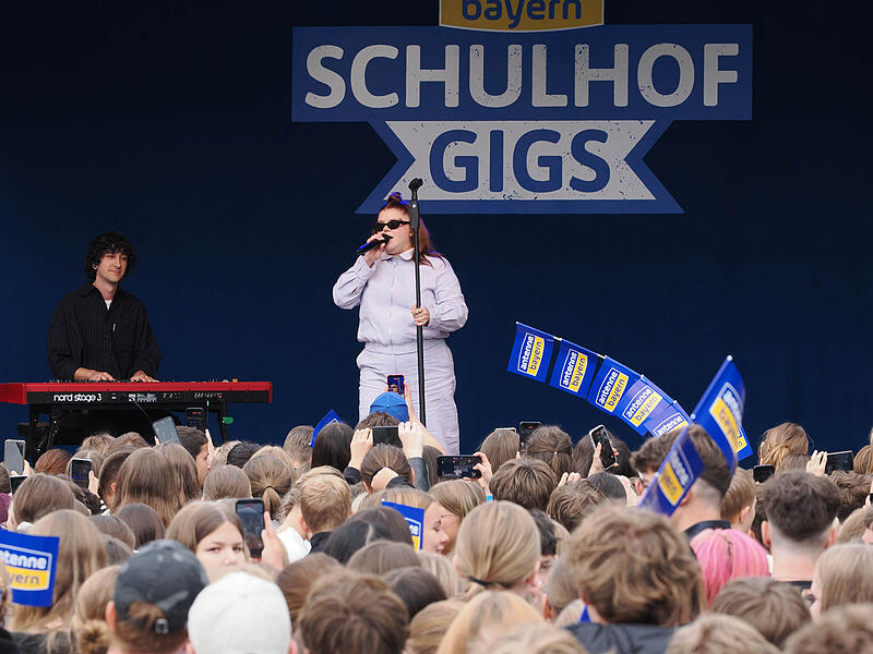 Popstar Loi beim Schulhof-Gig an Realschule in Neustadt