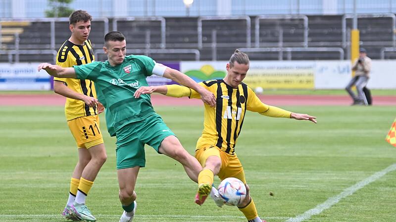 Christian Rzonsa (l.) und der Baiersdorfer SV haben mit 0:1 gegen die SpVgg Bayreuth II verloren.Forchheim & Fränkische Schweiz Christian Rzonsa (l.) und der Baiersdorfer SV haben mit 0:1 gegen die SpVgg Bayreuth II verloren.Forchheim & Fränkische Schweiz