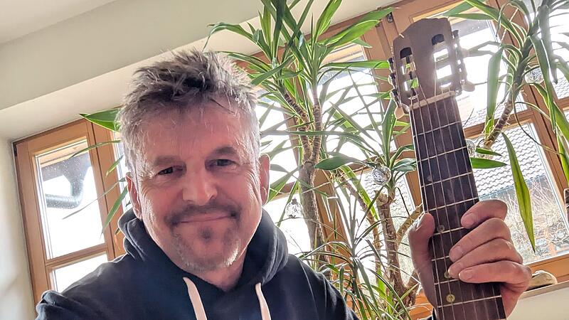 Der Bayreuther Liedermacher Andreas Fischer hat die finanzielle Notlage der SpVgg Bayreuth musikalisch aufs Korn genommen.