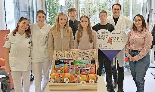 Spenden&uuml;bergabe in der Hochschulambulanz der Erlanger Kinderonkologie: Pelin Nurdan, Lena Heinrich (beide Freiwilliges Soziales Jahr in der Erlanger Kinderklinik, v. l.) freuen sich mit Prof. Dr. Markus Metzler &uuml;ber die Spende, die von Sophia Erha...