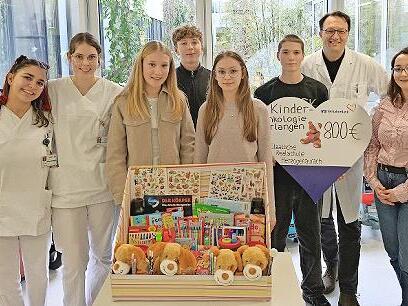 Spendenübergabe in der Hochschulambulanz der Erlanger Kinderonkologie: Pelin Nurdan, Lena Heinrich (beide Freiwilliges Soziales Jahr in der Erlanger Kinderklinik, v. l.) freuen sich mit Prof. Dr. Markus Metzler über die Spende, die von Sophia Erha... Spendenübergabe in der Hochschulambulanz der Erlanger Kinderonkologie: Pelin Nurdan, Lena Heinrich (beide Freiwilliges Soziales Jahr in der Erlanger Kinderklinik, v. l.) freuen sich mit Prof. Dr. Markus Metzler über die Spende, die von Sophia Erha...