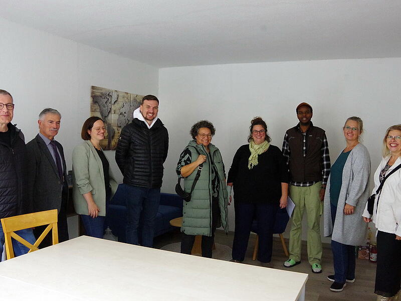 Auch Mitglieder des Gemeinderats mit Zweitem Bürgermeister Gerhard Eidelloth (Zweiter von links) nutzten die Gelegenheit, sich bei der Eröffnungsfeier über das Wohnheim, seine Bewohner und den dahinterstehenden Träger zu informieren.