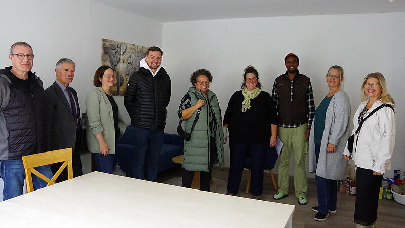 Auch Mitglieder des Gemeinderats mit Zweitem B&uuml;rgermeister Gerhard Eidelloth (Zweiter von links) nutzten die Gelegenheit, sich bei der Er&ouml;ffnungsfeier &uuml;ber das Wohnheim, seine Bewohner und den dahinterstehenden Tr&auml;ger zu informieren.