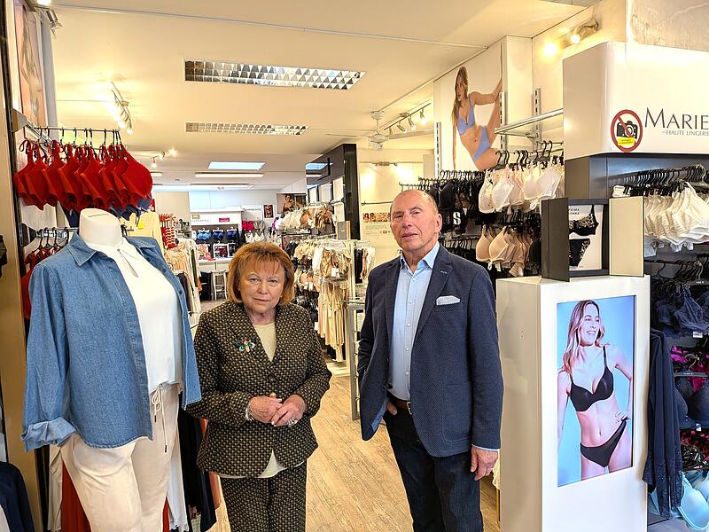 Roswitha Hampel-Scheper und Erich Hampel in ihrem Geschäft in der Promenadestraße in Bamberg
