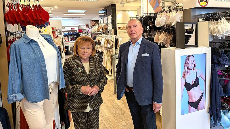 Roswitha Hampel-Scheper und Erich Hampel in ihrem Gesch&auml;ft in der Promenadestra&szlig;e in Bamberg