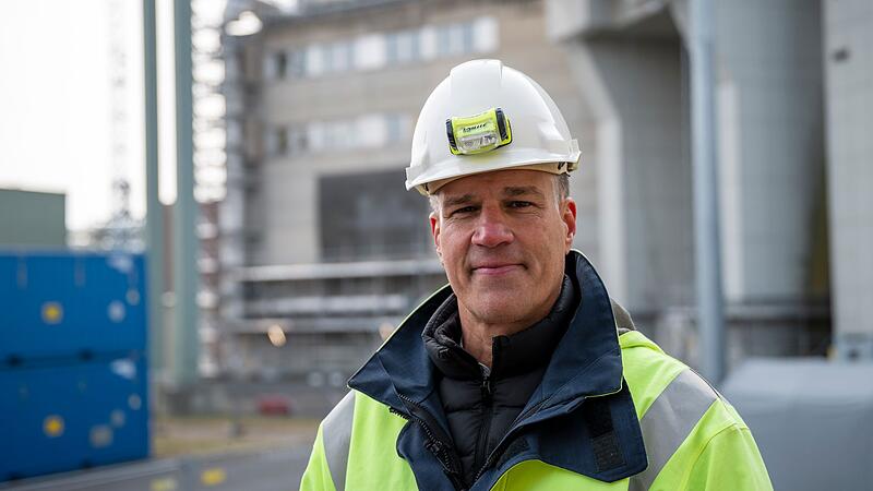 Dampferzeuger werden aus ehemaligem Atomkraftwerk geholt