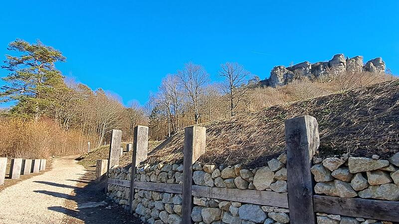 Keltisches Erbe:  Am Wanderweg zum Staffelberg  wird verdeutlicht, wo sich der Zugang zur keltischen Stadt einst befand.