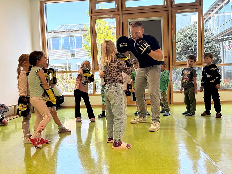 Kita Kleine Helden ganz groß: Bei einem Schnuppertraining in der Kita Regenbogen zeigt Kickboxer Johannes Schunk vom Fightclub Strullendorf den Kindern, wie man „Handpratzen" richtig verwendet.
