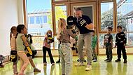 Kita Kleine Helden ganz groß: Bei einem Schnuppertraining in der Kita Regenbogen zeigt Kickboxer Johannes Schunk vom Fightclub Strullendorf den Kindern, wie man „Handpratzen" richtig verwendet.