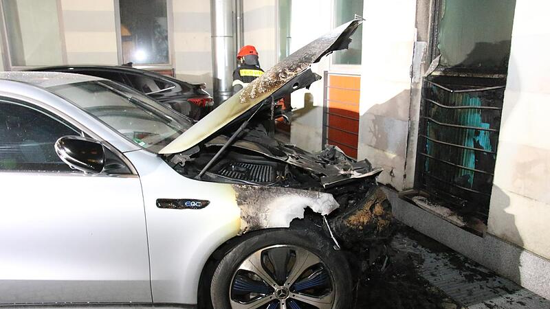 Die Wagen brannten Nahe des Rathauses.