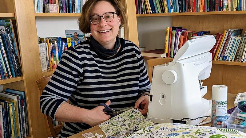Beatrice Rose-Ebel bedruckt Stoff und vernäht diesen dann auch. In einem Workshop zeigt sie die alte Handwerkskunst des Handdrucks.