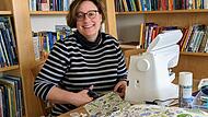 Beatrice Rose-Ebel bedruckt Stoff und vernäht diesen dann auch. In einem Workshop zeigt sie die alte Handwerkskunst des Handdrucks.