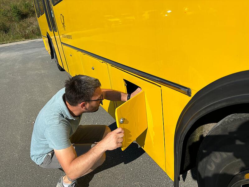 Ein Bus, zum Niederknien sch&ouml;n: Wenn man die druckluftgesteuerten T&uuml;ren von Au&szlig;en &ouml;ffnen will, muss man dazu eine Klappe an der Seitenwand aufmachen